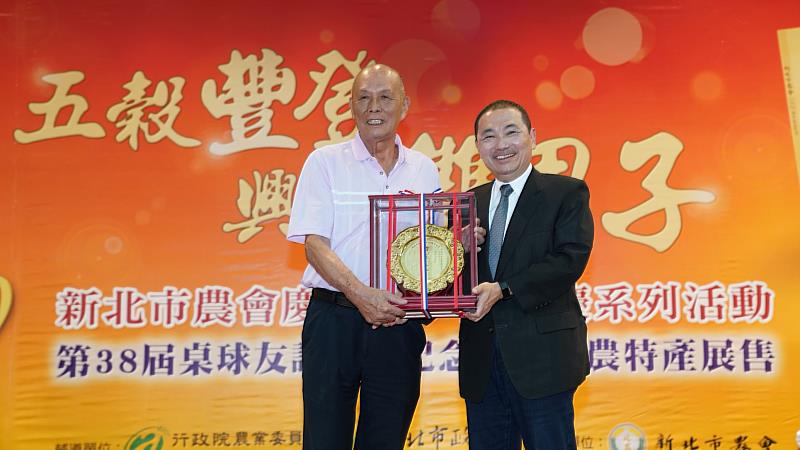 中華民國農會副理事長白添枝榮獲「特殊貢獻獎-貢獻卓著獎」