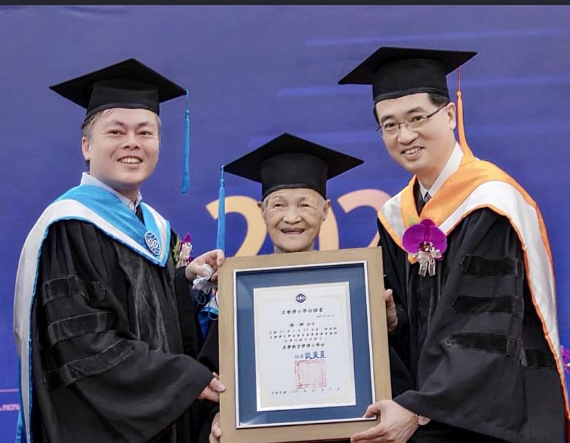為了表彰陳綢女士崇尚品格教育，以及對於教育與社會的影響，暨大2021年授予名譽博士學位。