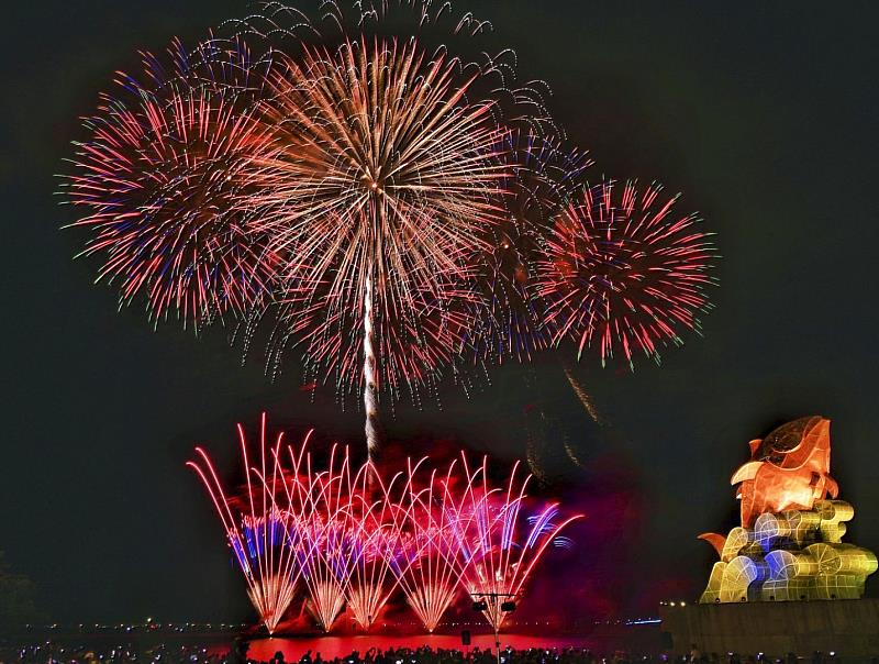 屏東FUN暑假夏日狂歡祭重磅登場 全台首見海上高空風火輪煙火秀 震撼揭幕