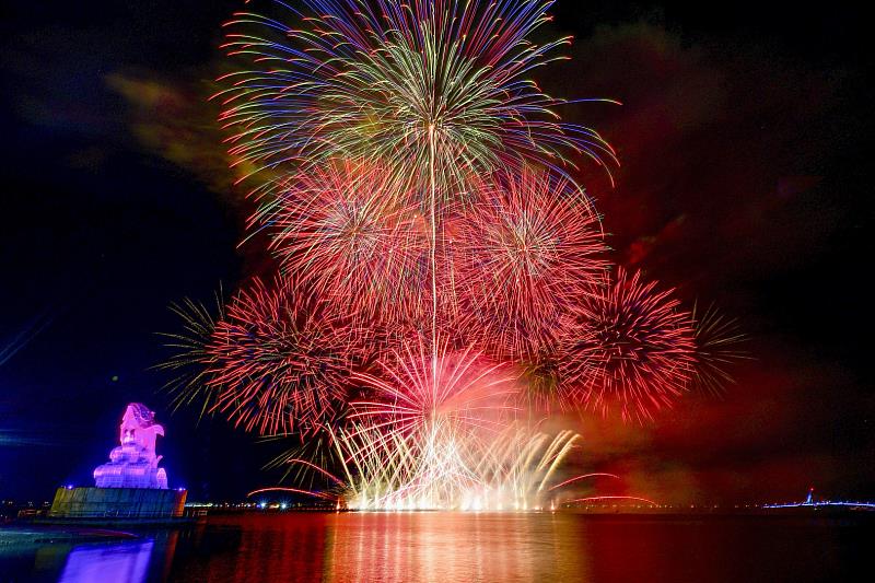 屏東FUN暑假夏日狂歡祭重磅登場 全台首見海上高空風火輪煙火秀 震撼揭幕