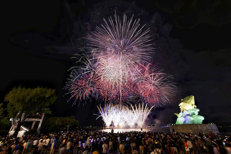 屏東FUN暑假夏日狂歡祭重磅登場 全台首見海上高空風火輪煙火秀 震撼揭幕