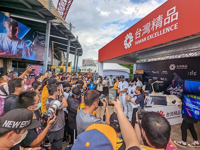 2.明星賽球星及啦啦隊出席台灣精品攤位活動，吸引大批球迷同樂。(貿協提供)