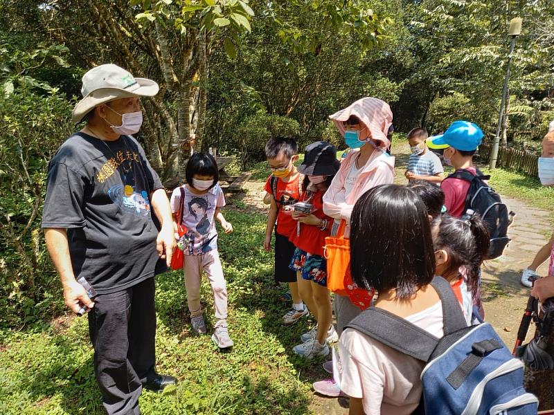 溪頭青年活動中心111年夏令擴大辦理  「竹鹿天生小博士~溪頭森林探索營」以探索天文、研習生態兩大  領域，為偏鄉科學教育往下紮根！