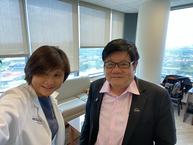 洪明奇校長參訪休士頓衛理公會醫院癌症中心由院長Dr. Jenny Chang接待.