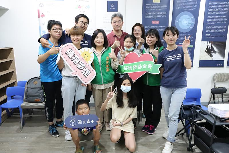 張榮發基金會鍾德美執行長（左四）與臺灣兒少玩心教育協會王信實理事長（左五）共同出席微光盒子玩心基地開幕式。