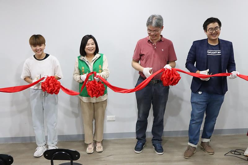 「微光盒子」營運基地啟用由張榮發基金會鍾德美執行長（左二）、臺灣兒少玩心教育協會王信實理事長（右二）、微光盒子創辦人兼團長蕭羣諭（右一）等人共同進行剪綵儀式。