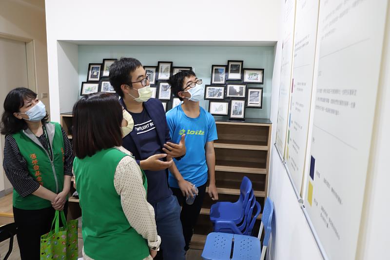 微光盒子創辦人兼團長蕭羣諭（右二）向張榮發基金會鍾德美執行長（左二）介紹微光盒子成立經過。
