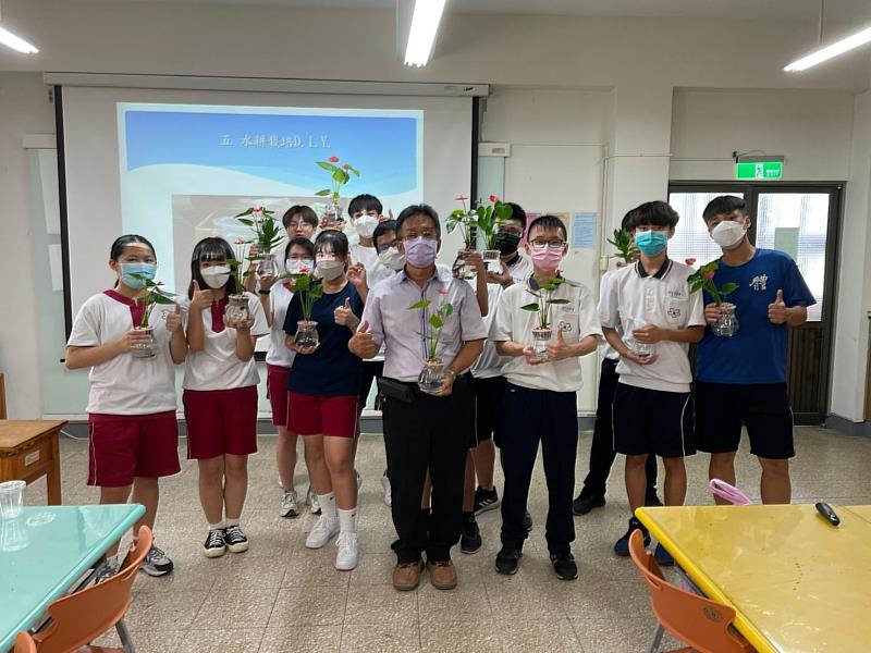 黃毅斌老師(前排中)帶領學生體驗園藝輔療課程