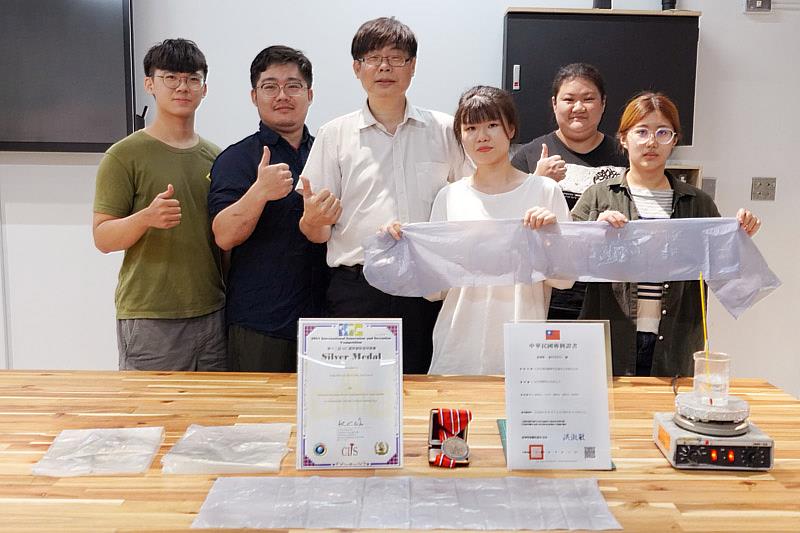 大葉大學醫工系賴峯民主任(左三)帶領學生開發水溶性洗衣袋
