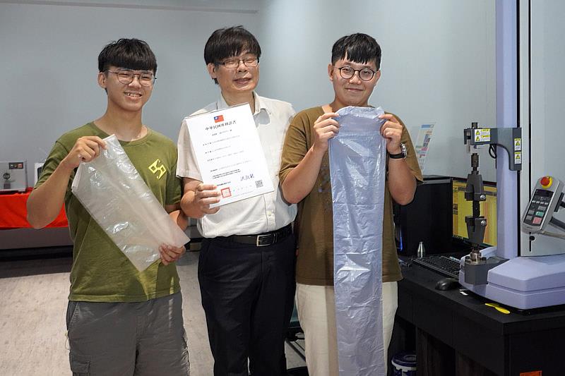 大葉大學醫工系大二生李瑞恆(左)說，水溶性洗衣袋經過拉升實驗確認強度