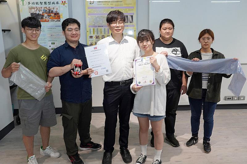 大葉大學醫工系賴峯民主任(左三)產學合作開發可溶於水溶的環保洗衣袋