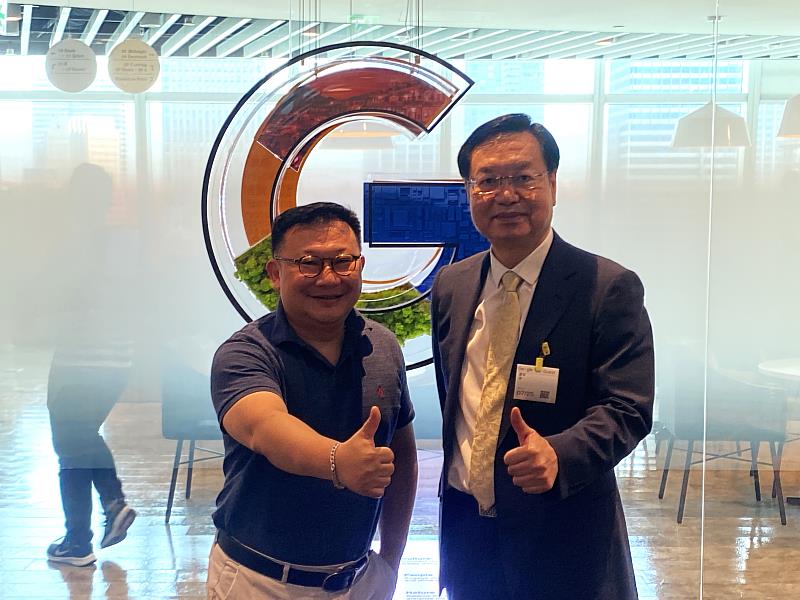 Google Cloud台灣總經理謝良承( 左）與元智大學廖慶榮校長合影