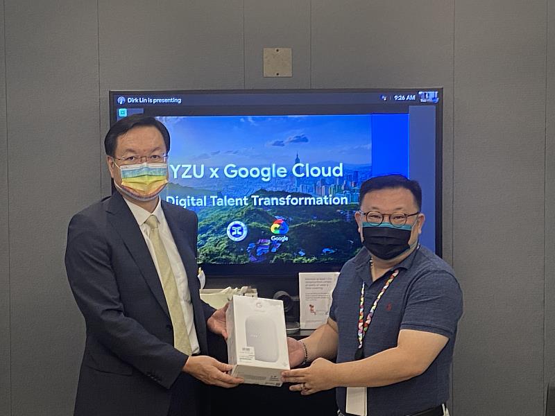 Google Cloud台灣總經理謝良承( 右）與元智大學廖慶榮校長合影