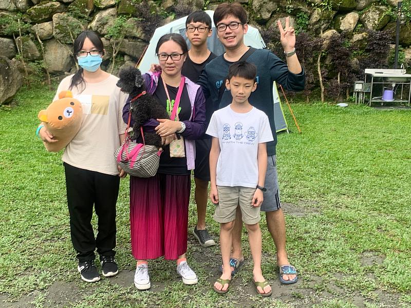 漂亮轉職不只讓陳瑋龍(圖右一)成交百萬年薪，也有更多時間與家人共度溫馨時光，安排假期帶全家露營。圖/永慶房屋提供(疫情前拍攝)