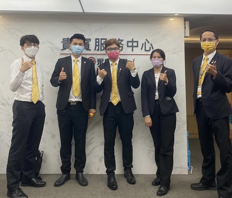 永慶的一對一師徒制，由學長姊從旁指導業務新人，讓陳瑋龍(圖右三)在轉職後能快速上手業務工作。圖/永慶房屋提供