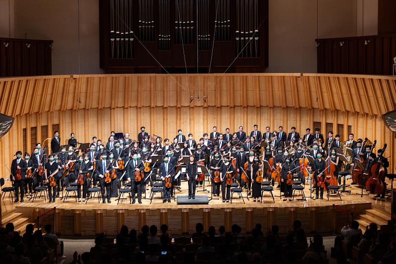 演出結束全員起立接受觀眾喝采