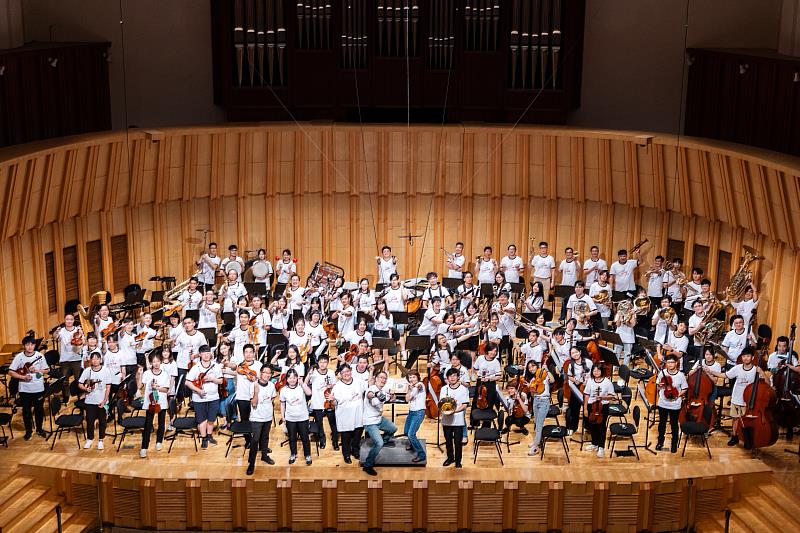 音樂營學員開心穿團服合照