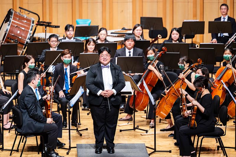 指揮學員周佑霖登上指揮台