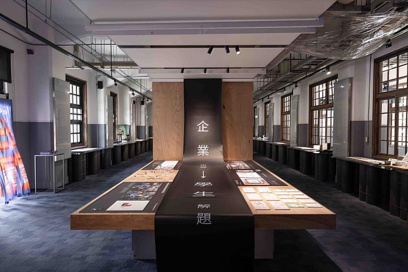 展間內的大型黑色牛皮紙捲，都可於撤展後回收再利用。