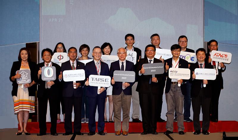 「淨零峰會暨數位氣候行動獎」於7月22日上午舉辦高峰論壇，圖為主辦單位及貴賓合影，前排左2起為：中油董事長李順欽、TAISE董事長簡又新大使、科技部部長吳政忠、經濟部次長兼台電公司代理董事長曾文生、DTA理事長陳正然、資策會執行長卓政宏。