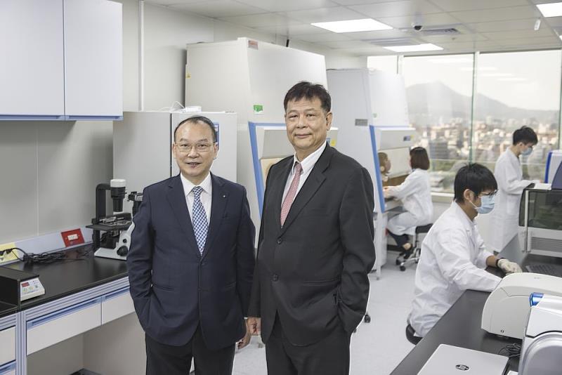 天明製藥總經理王伯綸（左）與精準生技董事長葉明功於天明精準檢測實驗室合影。
