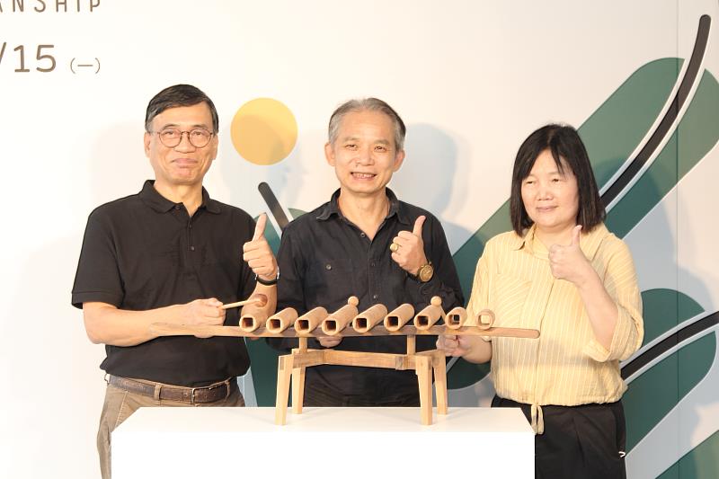 參與開幕貴賓合影留念，左起：屏東科技大學木材與科學設計系黃俊傑教授、工藝中心主任張仁吉及林務局科長王芳