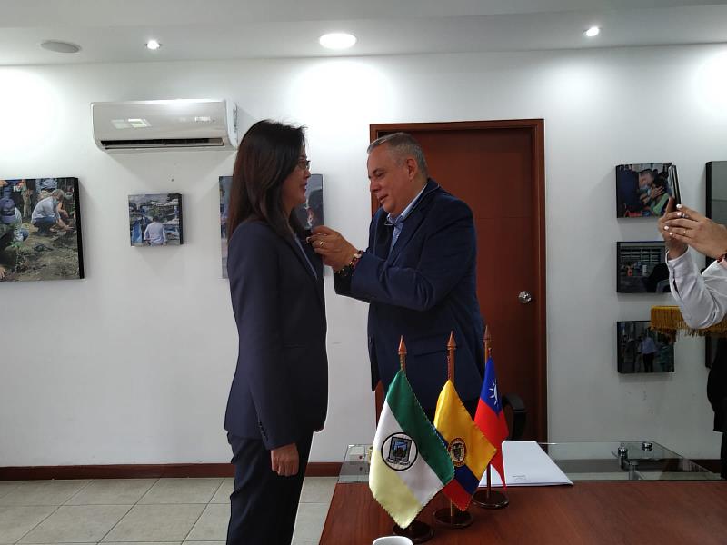 桂代表接受金迪奧亞美尼亞市長里歐斯頒贈獎章。