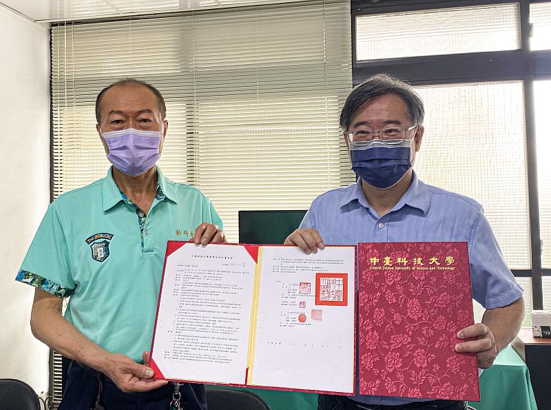 松竹寺主委與中臺松竹寺志《水流觀音‧護土庇民》編輯簽約典禮-中臺科大主任秘書詹博州(右)松竹寺主委(左)