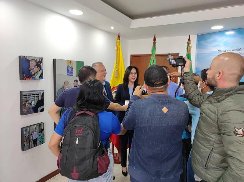 桂代表接受當地媒體採訪。