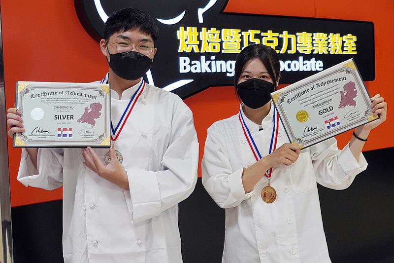 大葉大學烘焙飲調學程管世安(右)獲荷蘭國際賽精緻甜點展示金牌，紀東豫(左)獲藝術麵包展示銀牌