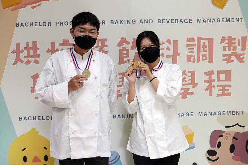 大葉大學烘焙飲調學程參加荷蘭國際賽，管世安(右)獲金牌，紀東豫(左)獲銀牌
