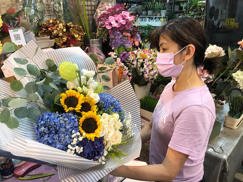 板橋花市也因應情人節到來，準備各種應景花卉，歡迎大家挑選