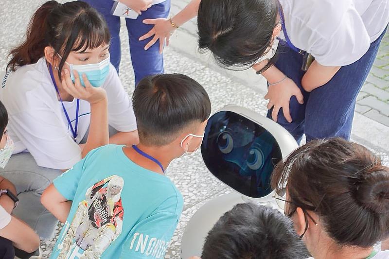 東光國小的小朋友首次與Zenbo機器人互動，覺得相當新奇。
