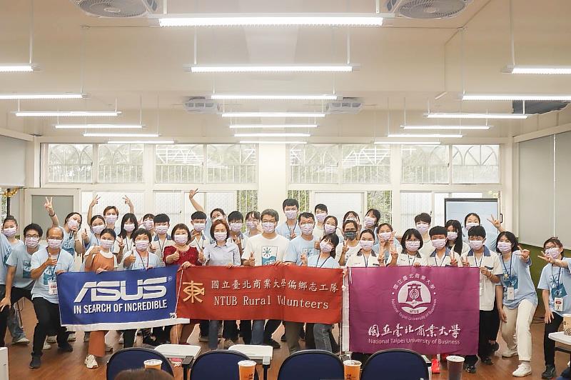 國立臺北商業大學國內偏鄉服務志工隊的學生們，利用暑假7月4日至7月8日到南投縣魚池鄉的魚池國中服務。