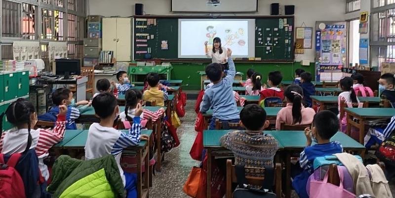 文藻外大外語教學系校友熊家誼同時考取為高雄市及臺南市英語教師，透過不同的活動，啟發國小學生學習動力。