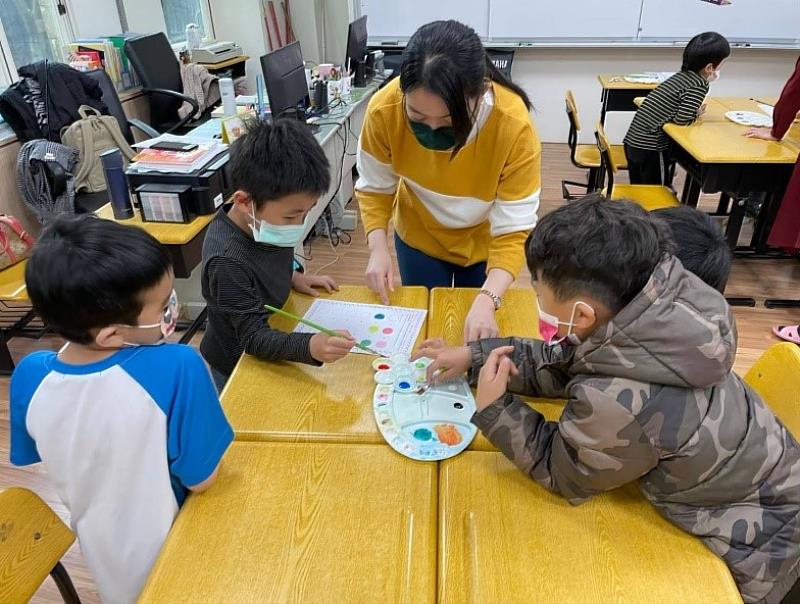 文藻外大華語文教學研究所校友陳宜徽考取高雄市雙語自然教師榜首，教學重視學生實際體驗。