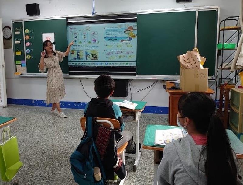 文藻外大英國語文系校友陳琳同時考取桃園市正式教師及高雄市英語教師，教學活潑讓國小學生踴躍參與學習。