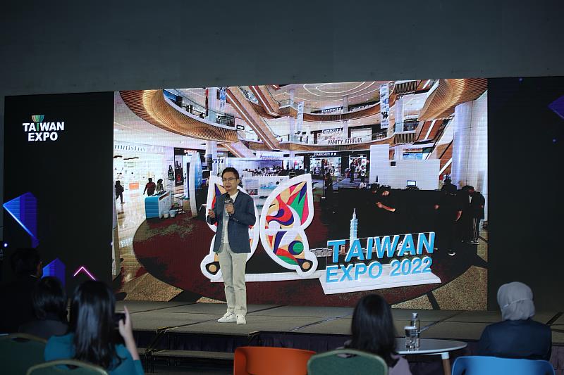 2.貿協黃志芳董事長化身滑板特技高手揭開2022年馬來西亞臺灣形象展序幕。(貿協提供)