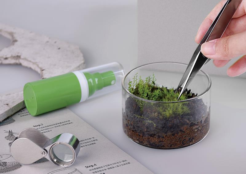 「探蘚家」角逐紅點設計「品牌暨傳達設計」獎項，於「出版和媒體印刷-圖書類」項目獲獎。圖/北商大提供