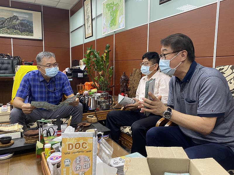 資管系賴正文教授(右1)與阿蓮區長李惠寧(左1)說明DOC執行方向