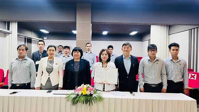 圖二：泰國-臺灣（BDI）科技學院董事長張玲琴（前排左四）對世新大學教學環境及設備推崇肯定