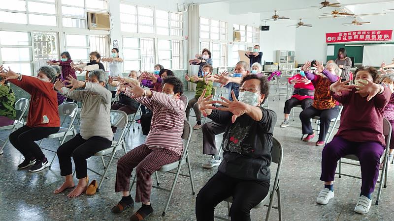 南華大學生死系重啓月潭社區關懷據點，廖俊裕副教授教導易筋經運動，促進長者身心靈健康。