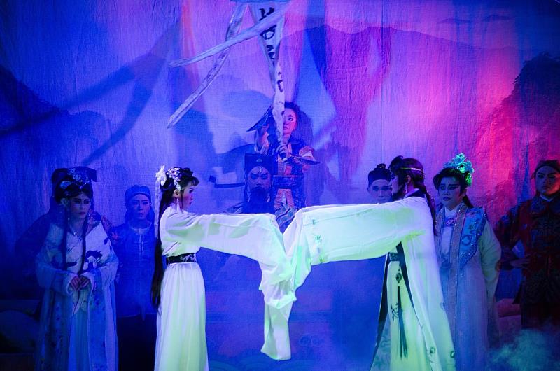 8月20日「勝秋戲劇團」運用傳統的身段唱腔，結合現代劇場元素於新店區北新藝術廣場演出《陰錯陽差》