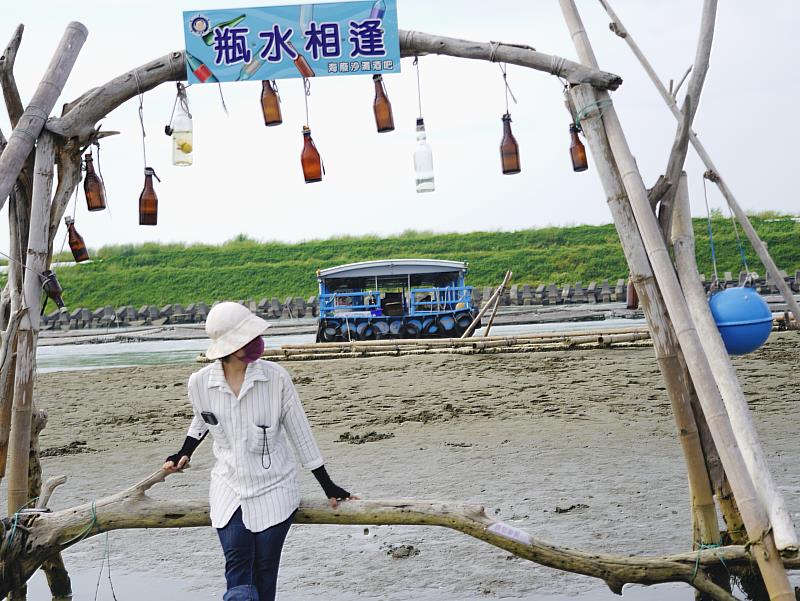 暑假沒梗？布袋海上巴士搶灘無人島、蛋糕沙灘、肥美鮮蚵霸氣吃！