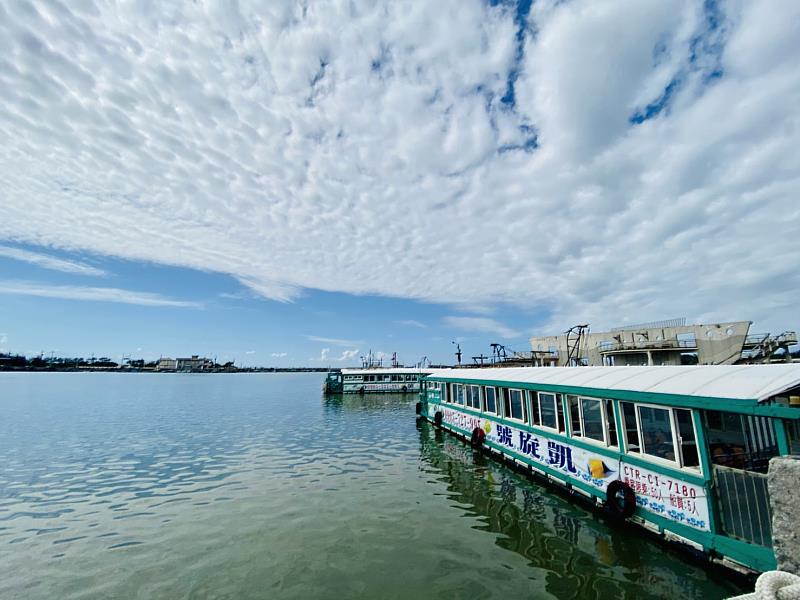 暑假沒梗？布袋海上巴士搶灘無人島、蛋糕沙灘、肥美鮮蚵霸氣吃！