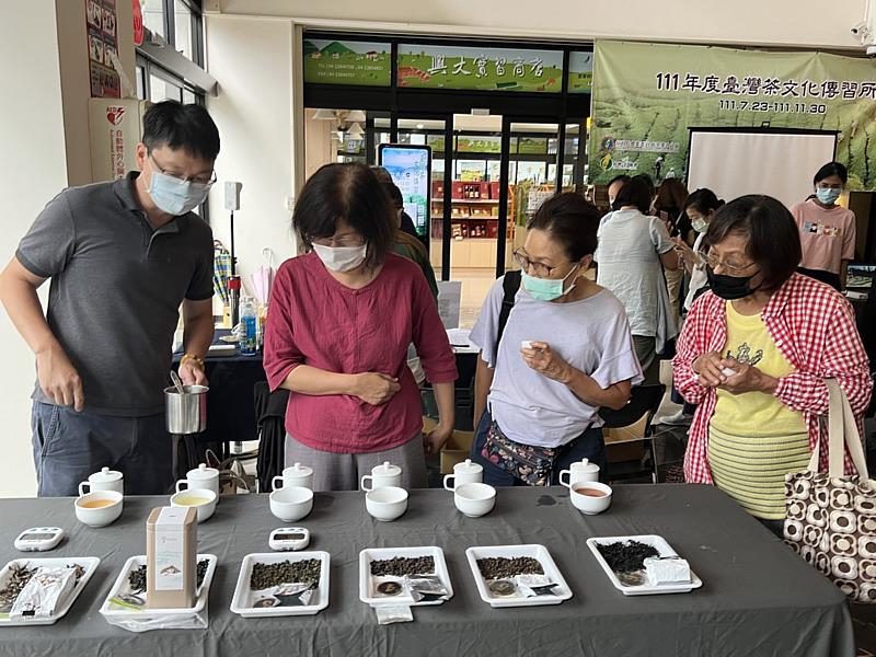 學員觀察不同台灣特色茶的色澤與香氣