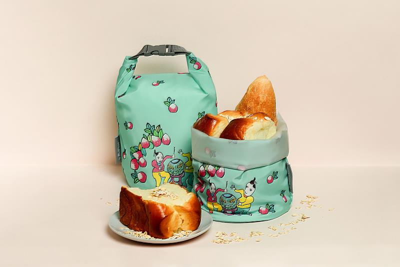 「2022臺灣美食展」國美館展出商品，擷取吳李玉哥〈豐年祭〉作品之局部元素進行圖面設計做成環保食物袋