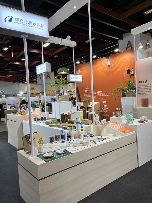 國美館8月5日-8日於世貿一館參加「2022臺灣美食展」，展出歷年開發之食器餐具文創商品，呈現藝術與臺灣飲食文化交織共生之美好滋味_