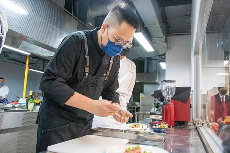 5.台南晶英酒店無隅主廚賴奕丞於現場指導學生餐點製作之情形。