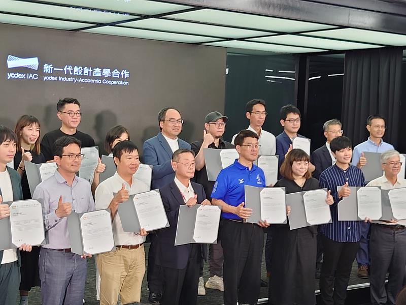 經濟部工業局長頒發感謝狀給各參與企業